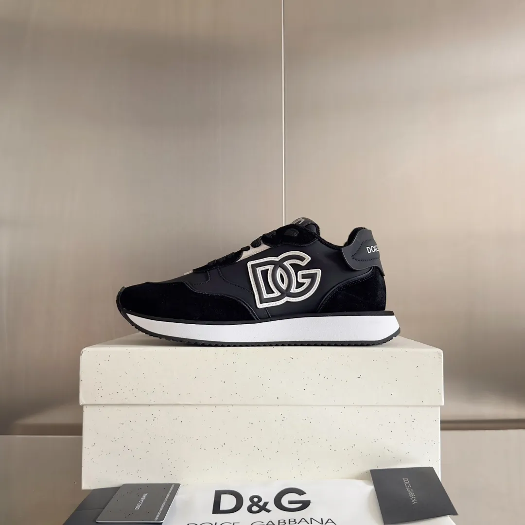 Factory P440💰D&G's latest Cushion series casual sports shoes, dad shoes, running shoes, original purchase and development, production, handmade, but always looking to the future. The new Cushion sneakers feature a two-tone suede upper accented by a mesh contrasting printed DG cross logo on the side. The lightweight, grippy rubber outsole adopts an innovative design to provide excellent performance, and the jacquard label adds timeless style. Exquisite packaging at the delivery counter🛍📦 ▪️ Fabric: Original custom-made first-layer cowhide ▪️ Lining: Original custom-made breathable towel lining ▪️ Sole: Original open-molded rubber material ▪️ Bottom thickness: 3.5CM ▪️ Size: Men's 38-45